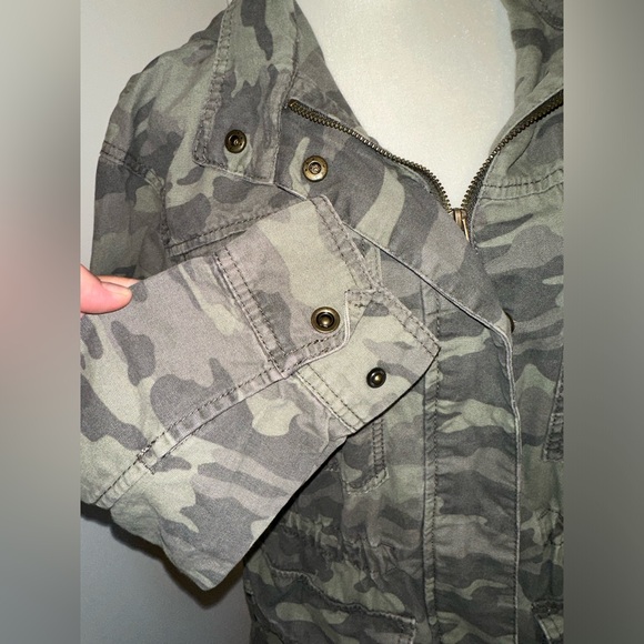 Women’s Universal Thread Canvas Jacket, Green Camo, Size Medium - Picture 6 of 9